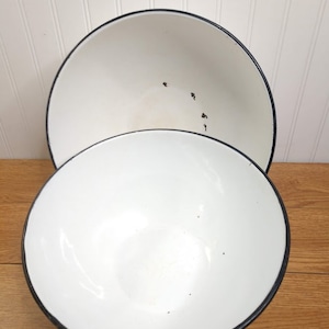Vintage Enamelware Bowl / Wash Basin~ Farmhouse Kitchen ~ Country Kitchen ~ Primitive Houseware