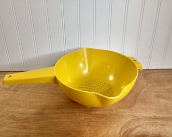 Tupperware #1523 2 Quart Colander Strainer with Handle, Yellow