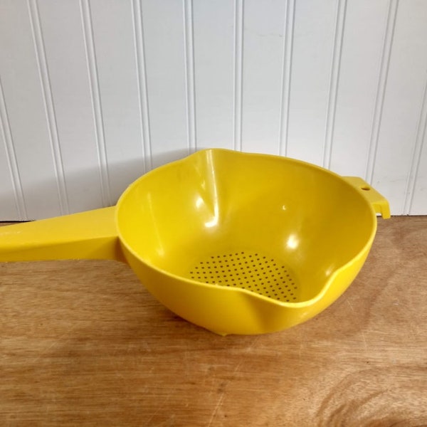 Tupperware #1523 2 Quart Colander Strainer with Handle, Yellow