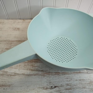 Tupperware #1523 2 Quart Colander Strainer with Handle