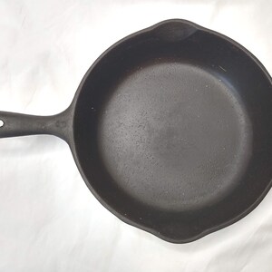 Unmarked #5 Cast Iron Skillet 8&quot;  ~ Vintage Cookware ~ Cast Iron ~ 8&quot; Skillet