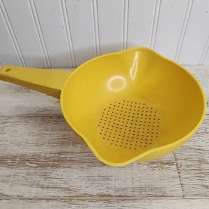 Tupperware 1 Quart Colander Strainer with Handle, Yellow #1200