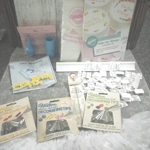 Wilton Vintage Cake Decorating Assortment ~ Cake Decorating Made Easy ~ Cake Decorator