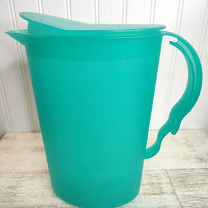 Teal Green TUPPERWARE Expressions 8-3/4 Cup 2.1L Pitcher with Rocker Lid 3333