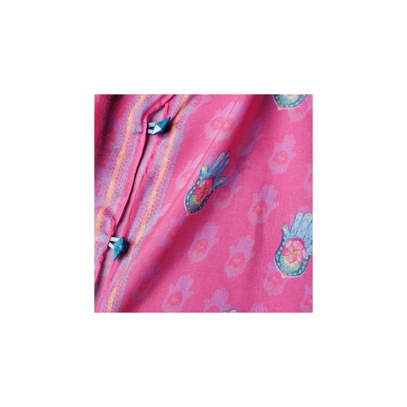 Op de afbeelding: Roze stof met een patroon van blauwe handen met roze bloemen. De stof heeft een gele en witte gestreepte rand en blauwe knopen.