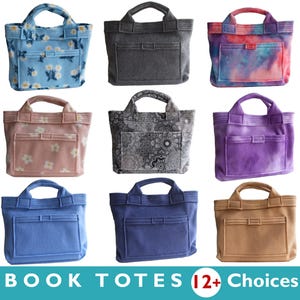 Pu&ograve; includere: Dodici diverse borse per libri in vari colori e motivi. Le borse sono realizzate in un materiale morbido e peloso e hanno una grande tasca sul davanti.  BOOK TOTES 12+ Choices