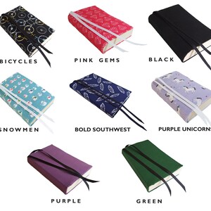 Pu&ograve; includere: Dieci diverse copertine di libri con vari motivi e colori. Le copertine sono in tessuto e hanno un segnalibro a nastro. I motivi includono biciclette, gemme rosa, nero, pupazzi di neve, sud-ovest audace, unicorni viola, viola, verde e altro ancora.
