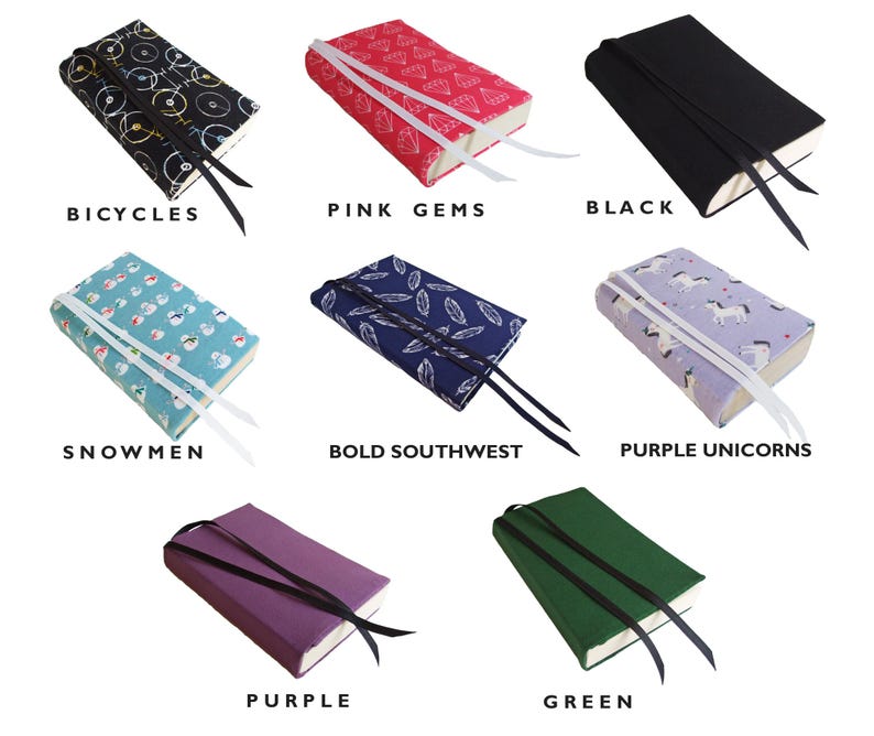 Pu&ograve; includere: Dieci diverse copertine di libri con vari motivi e colori. Le copertine sono in tessuto e hanno un segnalibro a nastro. I motivi includono biciclette, gemme rosa, nero, pupazzi di neve, sud-ovest audace, unicorni viola, viola, verde e altro ancora.