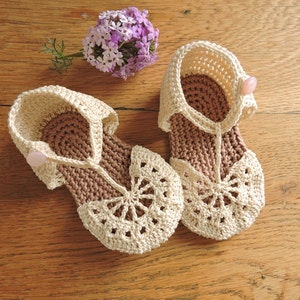 Cream baby sandals crochet pattern. Baby shoes pdf 0 to 6 months image 1