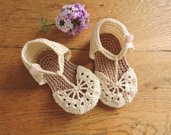 Cream baby sandals crochet pattern. Baby shoes pdf 0 to 6 months