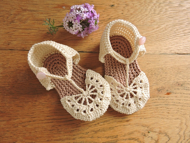 Cream baby sandals crochet pattern. Baby shoes pdf 0 to 6 months image 1