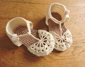 crochet pattern baby booties. Exquisite baby sandals. 0 to 6 months