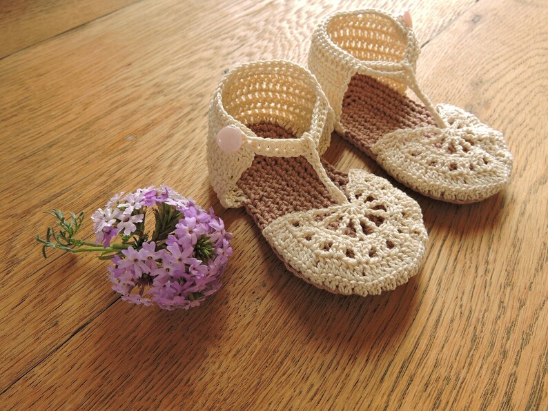 Cream baby sandals crochet pattern. Baby shoes pdf 0 to 6
