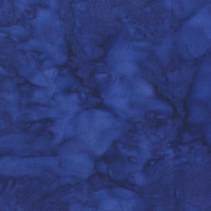 Pode incluir: Close-up de um tecido azul escuro com um padrão sutil de mármore. O tecido tem uma superfície macia e texturizada.