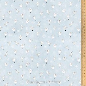 Può includere: Un tessuto blu chiaro con un motivo ripetitivo di figure bianche che indossano abiti blu e tengono bastoni bianchi. Le figure sono circondate da fiocchi di neve bianchi.