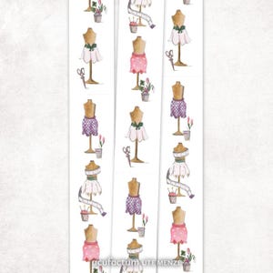 Könnte beinhalten: Aquarell-Illustration von Schneiderpuppen mit verschiedenen Rockdesigns, darunter rosa, weiß und lila. Jede Puppe hat einen hölzernen Torso und wird von einer Schere, einem Blumentopf und Nähutensilien begleitet. Der Text "acufactum UTE MENZE" befindet sich unten.