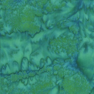 Op de afbeelding: Abstracte groene en blauwe stof met een tie-dye patroon. De stof heeft een zachte, vloeiende textuur.