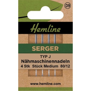 Könnte beinhalten: Eine Packung mit vier Hemline Serger Nähmaschinennadeln der Größe 80/12, Typ J. Die Nadeln sind silberfarben und werden in einer braunen Pappverpackung mit grünen Akzenten geliefert.