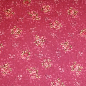 Könnte beinhalten: Ein rosa Stoff mit einem sich wiederholenden Muster aus kleinen weißen Sternen und Büscheln von rosa und weißen Blumen.