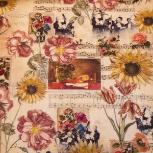 Könnte beinhalten: Ein Blumenmuster mit Sonnenblumen, Tulpen und Rosen in Rosa-, Gelb- und Rottönen. Das Design integriert Vintage-Illustrationen von Notenblättern und klassischer Kunst und erzeugt einen Collage-Effekt.