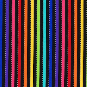 Könnte beinhalten: Ein farbenfroher Stoff mit vertikalen Streifen in verschiedenen Farben, darunter Rot, Orange, Gelb, Grün, Blau, Lila und Pink. Die Streifen sind durch dünne schwarze Streifen getrennt und haben ein dezentes weißes Punktmuster.
