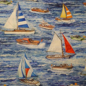 Op de afbeelding: Een nautisch patroon met verschillende zeilboten en motorboten op een blauwe oceaanachtergrond. De boten hebben kleurrijke zeilen in rood, oranje en wit. De afbeelding roept een gevoel van maritiem avontuur en vrije tijd op.