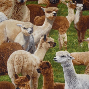 Op de afbeelding: Een close-up van een stof met een patroon van bruine, witte en beige alpaca's. De alpaca's staan in verschillende poses, sommige staan, sommige liggen en sommige kijken naar de camera. De stof heeft een zachte, pluche textuur.