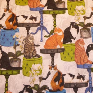 Puede incluir: Una ilustración colorida con gatos sentados en varios muebles, incluyendo mesas y taburetes. Los gatos están representados en diferentes poses y colores, algunos sosteniendo flores. El fondo es un patrón floral blanco.