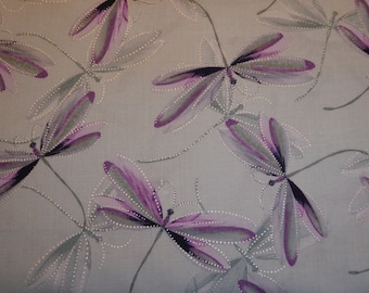 Libellules pourpres de patchwork tissu gris