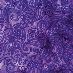 Könnte beinhalten: Lilafarbener Stoff mit einem wirbelnden Paisley-Muster. Der Stoff hat einen helllila Hintergrund mit dunkellila Wirbeln und Punkten.