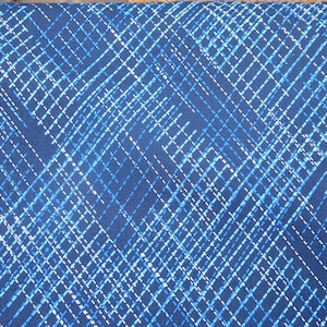 Pode incluir: Tecido azul com um padrão cruzado branco e azul.