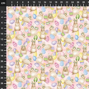 Könnte beinhalten: Ein rosa Stoff mit einem sich wiederholenden Muster aus braunen Hasen, die Blumenkränze tragen, und bunten Ostereiern.