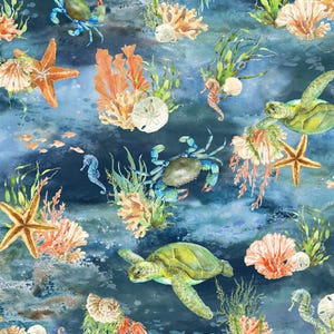 Könnte beinhalten: Aquarellillustration einer Unterwasserszene mit Meeresschildkröten, Seesternen, Krebsen, Seepferdchen und Korallen. Der Hintergrund ist ein tiefes Blau mit helleren blauen und weißen Akzenten. Die Meereslebewesen sind in Grün-, Orange- und Blautönen gehalten.