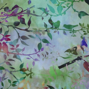 Peut inclure: Un tissu vert, bleu et violet avec un motif répétitif d'oiseaux et de feuilles. Les oiseaux sont en silhouette et les feuilles sont stylisées.