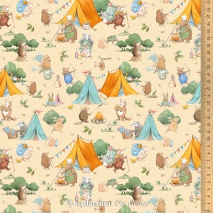 Può includere: Un tessuto beige con un motivo ripetitivo di animali del bosco che fanno campeggio. Il motivo include orsi, volpi, conigli, scoiattoli e uccelli. Gli animali sono raffigurati in uno stile fantasioso con colori vivaci e dettagli accurati. Il tessuto è perfetto per progetti di artigianato, come trapunte, cuscini e borse.