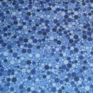 Könnte beinhalten: Blauer Stoff mit einem sich wiederholenden Muster aus weißen und blauen Sechsecken.