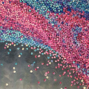 Könnte beinhalten: Abstraktes Gemälde mit einem dunkelgrauen Hintergrund und einem wirbelnden Muster aus rosa, blauen und violetten Punkten.