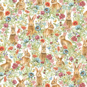 Op de afbeelding: Een herhalend patroon met bruine konijnen te midden van een levendige bloemenpracht. Het ontwerp bevat rode, roze, blauwe en gele bloemen, met groene bladeren en vlinders op een witte achtergrond.