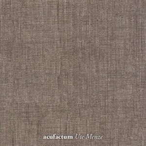 Könnte beinhalten: Nahaufnahme eines strukturierten, braunen Stoffes mit einem gewebten Muster. Der Stoff hat eine leicht unebene Oberfläche, die eine subtile visuelle Textur erzeugt. Die Worte "acufactum Ute Menze" sind unten im Bild gedruckt.