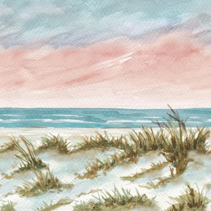 Könnte beinhalten: Aquarellmalerei einer Strandszene. Der Himmel geht von Hellblau in Rosa über, mit einem Hauch von Weiß. Darunter trifft ein türkisfarbener Ozean auf einen Sandstrand mit Büscheln aus grünem und braunem Seegras.