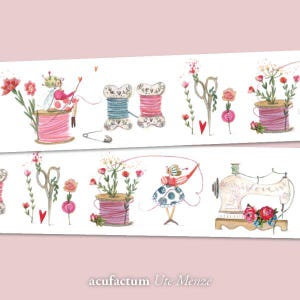 Può includere: Illustrazione ad acquerello a tema cucito. Il design presenta rocchetti di filo rosa, forbici, fate, fiori e una macchina da cucire. Il testo "acufactum Ute Menze" è in basso nell'immagine.