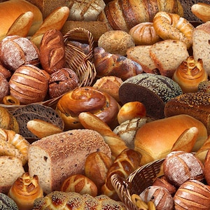 Könnte beinhalten: Eine Auswahl an frisch gebackenen Broten, Brötchen und Laiben in einem Korb. Die Brote sind eine Mischung aus Weißbrot, Weizen und Roggen, und einige haben Samen oder andere Beläge.