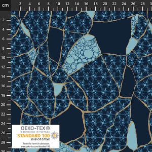 Könnte beinhalten: Stoffmuster mit einem dunkelblauen, goldenen und hellblauen Design. Das Muster zeigt unregelmäßige Formen mit goldenen Umrissen und verschiedenen blauen Mustern. Der Stoff trägt das Label "OEKO-TEX STANDARD 100".