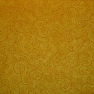 Peut inclure: Un tissu jaune avec un motif répétitif de tourbillons bruns.