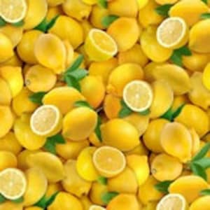 Pode incluir: Uma imagem vibrante que mostra uma densa disposição de limões amarelos frescos. Alguns limões estão inteiros, enquanto outros são cortados ao meio, revelando o seu interior suculento. Folhas verdes estão espalhadas entre os limões.