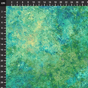 Pode incluir: Tecido texturizado abstrato com um padrão manchado em tons de verde, azul e amarelo. O tecido tem uma superfície áspera e irregular, com uma régua em cm na borda esquerda. A paleta de cores evoca uma sensação natural e orgânica.