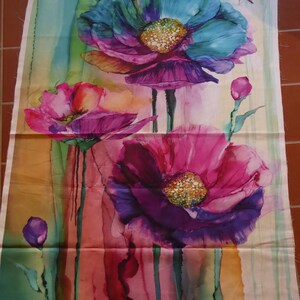 Könnte beinhalten: Ein Stoffpaneel mit einem floralen Aquarelldesign. Das Kunstwerk zeigt große, lebendige Blumen in Rosa-, Lila- und Blautönen mit gelben Zentren. Eine Libelle sitzt auf einer der Blumen. Der Hintergrund hat vertikale Streifen.