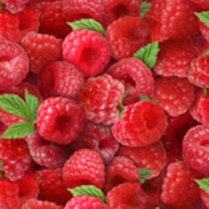 Pode incluir: Uma imagem de close-up de um monte de framboesas vermelhas frescas e maduras. As framboesas estão dispostas em um padrão aleatório, com algumas folhas visíveis.