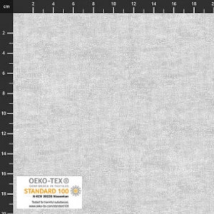 Może przedstawiać: Zbliżenie na białą tkaninę o subtelnym, fakturowanym wzorze. Tkanina posiada certyfikat Oeko-Tex Standard 100, co oznacza, że spełnia normy bezpieczeństwa dotyczące szkodliwych substancji.
