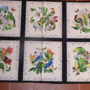 Op de afbeelding: Een stoffen paneel met zes vierkanten, elk met een ander tropisch vogel- en bloemendesign. De vogels zijn kleurrijk en gedetailleerd, met levendige tinten blauw, rood, geel en groen. De bloemen zijn even ingewikkeld, met delicate bloemblaadjes en weelderig gebladerte.